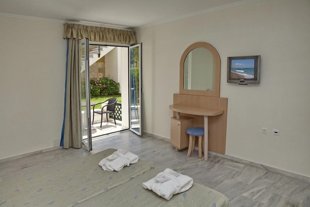 Jo An Beach Hotel Adelianos Kampos Exteriör bild